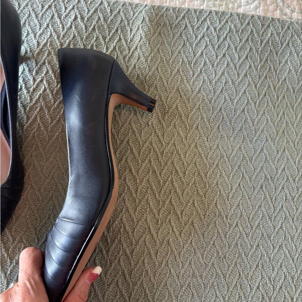 NWOT Clarks Elegant Navy Leather Heels - Picture 3 of 3